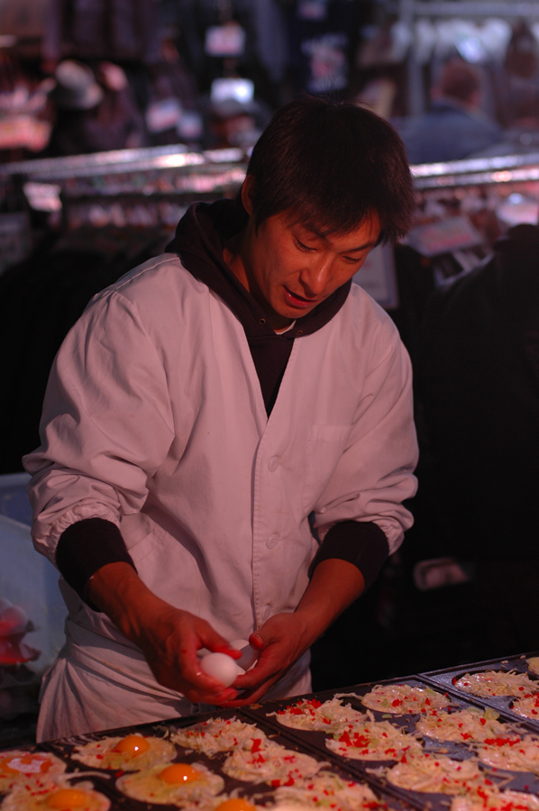 Osakayaki, une variété d'okonomiyaki, ici préparés à la chaîne