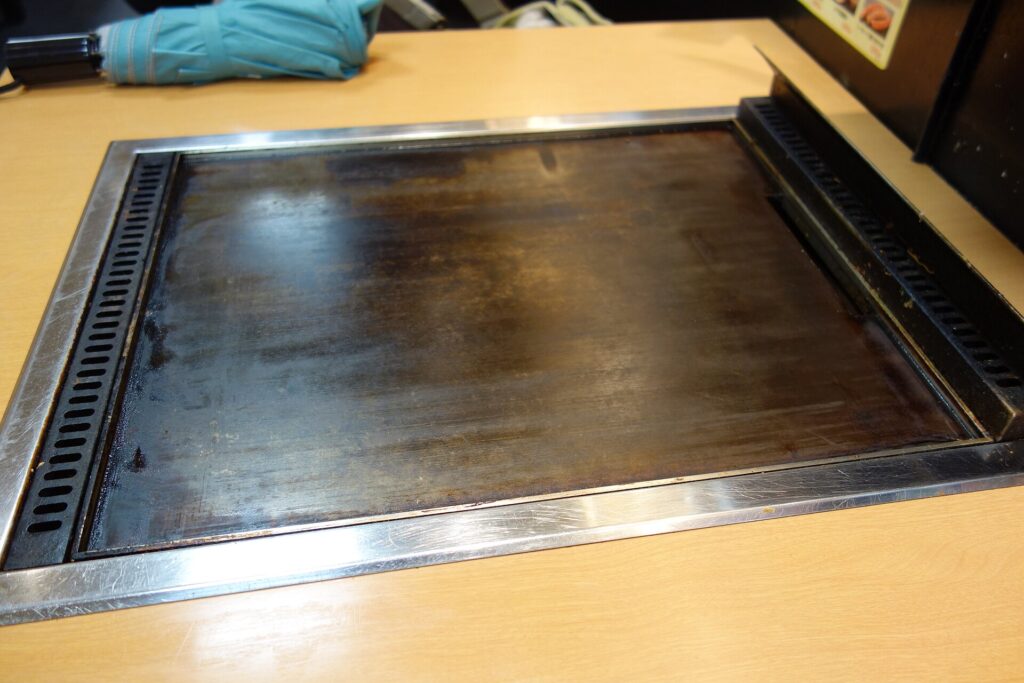 Teppan pour okonomiyaki dans un restaurant