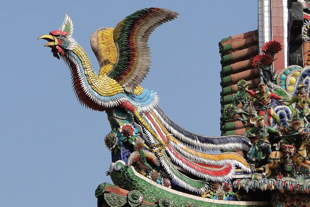 Un fenghuang sur le toit du temple de Longshan à Taiwan