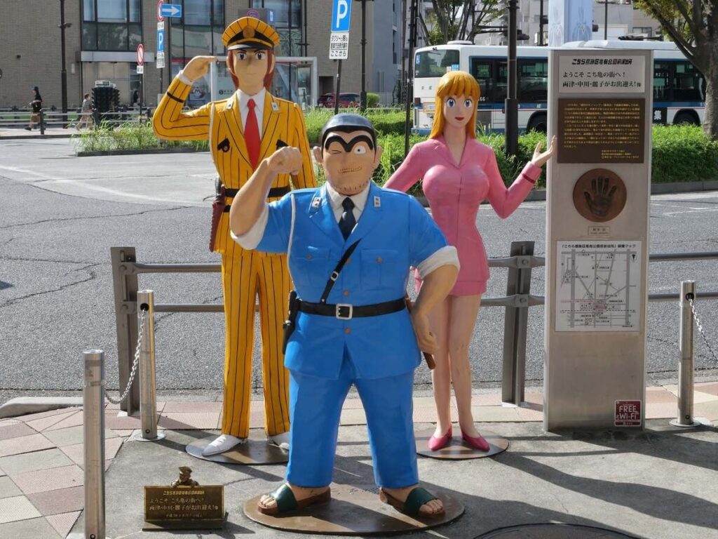 Statues des personnages du manga Kochikame